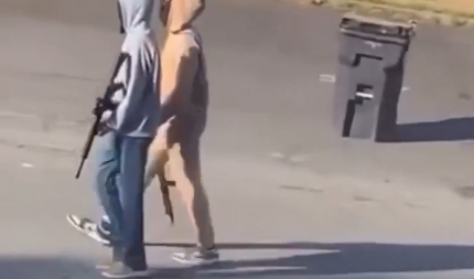 HOROR U SAD, IMA MRTVIH Društvenim mrežama kruži jeziv snimak dvojice muškarca da drugim cevima... (VIDEO)