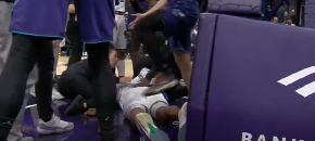 UZNEMIRUJUĆE Krenuo da zakuca, pa doživeo strašan pad, igrači se molili na terenu (VIDEO)