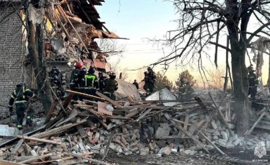 SRUŠILA SE ZGRADA, STRADALO DVOJE DECE Vatrogasci i dalje traže ljude među ruševinama (FOTO)