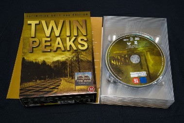 NAJČUDNIJA SERIJA SVIH VREMENA PREMIJERNO JE EMITOVANA PRE 25 GODINA! Držala je milione u neizvesnosti