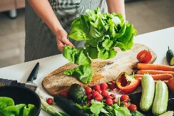 KAKO DA ZELENA SALATA OSTANE SVEŽA Žena je pokazala neobičan način čuvanja, ali listovi ne uvenu mesec dana!