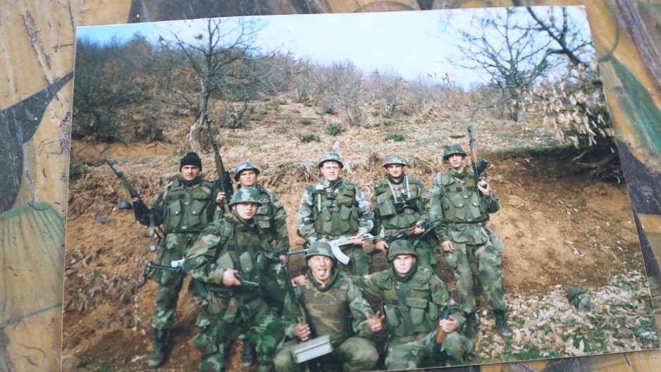 "NISMO HTELI DA TELO NAŠEG DRUGA OSTANE NA KARAULI, IZVLAČILI SMO GA OD VASKRSA DO ĐURĐEVDANA" Teška sećanja Užičanina Vladimira, heroja sa Košara (FOTO)