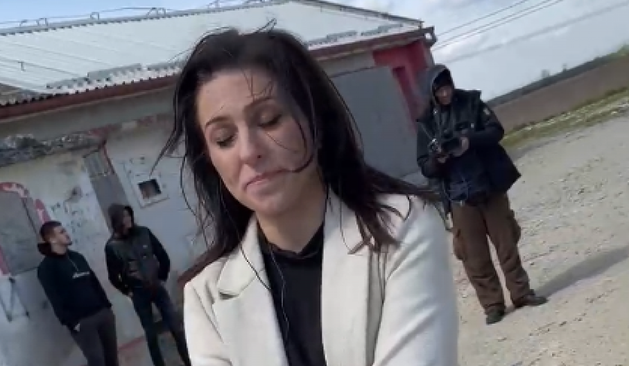 ŠOLAKOVA NOVINARKA KAO DA JE POKISLA! STUDENTKINJA JE SNIMALA, PA POSTAVILA KLJUČNA PITANJA Usledio je muk! (VIDEO)