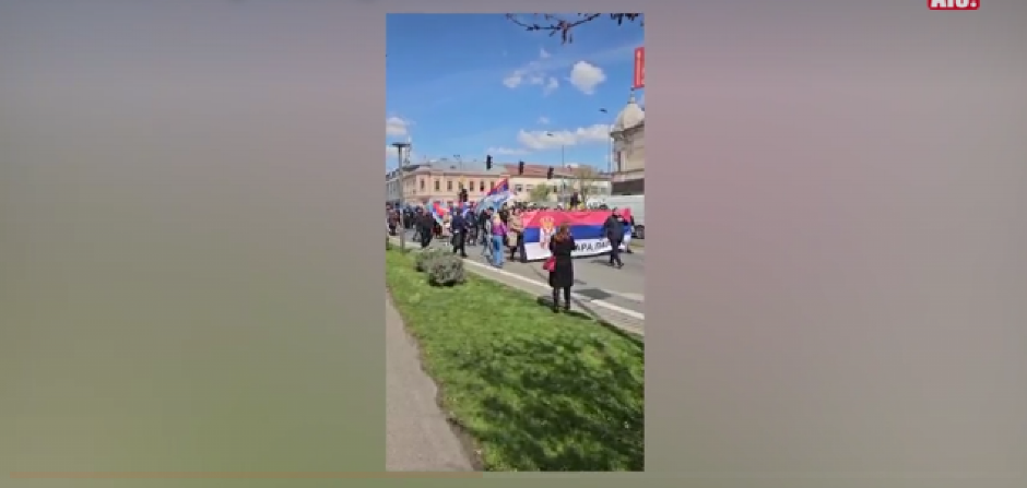 NOVOSAĐANI STIGLI DO STARE PAZOVE! Građani im priredili spektakularan doček, ore se pesme Baje Malog Knindže (VIDEO)