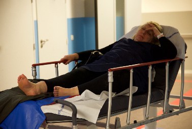 MAJKA DVOJE DECE ZBOG TIKTOKA ZAVRŠILA NA URGENTNOM Tokom izazova sama sebi polomila kost, ljudi na mrežama se krste!