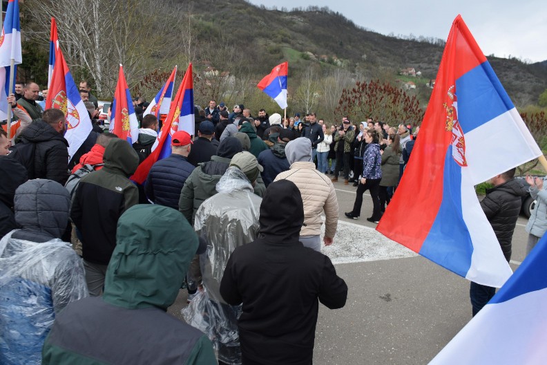 SRAMNO! ŠOLAKOV UREDNIK VREĐA NAŠ NAROD: Građane Srbije koji se bore i vole svoju otadžbinu nazvao "reptilima"! (FOTO)