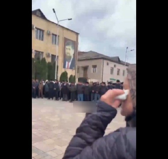 UZNEMIRUJUĆE Telo čečenskog tinejdžera (17) koji je ubio policajca izloženo na gradskom trgu (FOTO)