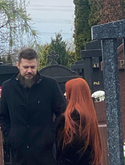 ĆERKA ZANEMELA OD BOLA, SIN SVE VREME UZ SUZANU Bolne scene na pomenu Saši Popoviću, na groblju zavladao muk