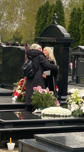 SUZANA SE GUŠI U SUZAMA NA SAŠINOM POMENU Udovica se slomila kada je ugledala ovaj detalj na grobu (VIDEO)