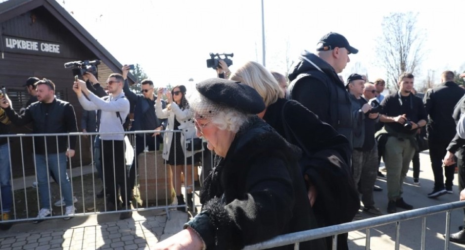 SAŠINA SESTRA OVO DONELA NA GROB Pojavila se vidno utučena, ne odvaja se od Suzane