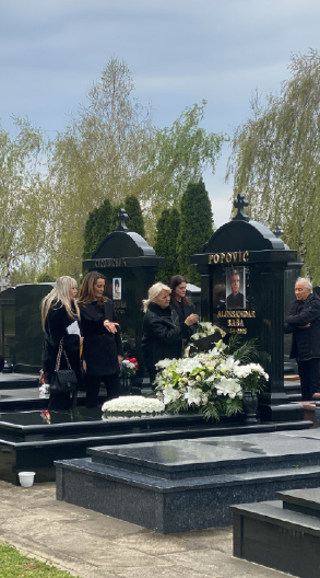 SMATRAO IH JE NAJBLIŽIMA, A NISU SE POJAVILI NA POMENU Svi su očekivali da će njih dvoje doći na groblje 40 dana nakon smrti Saše Popovića