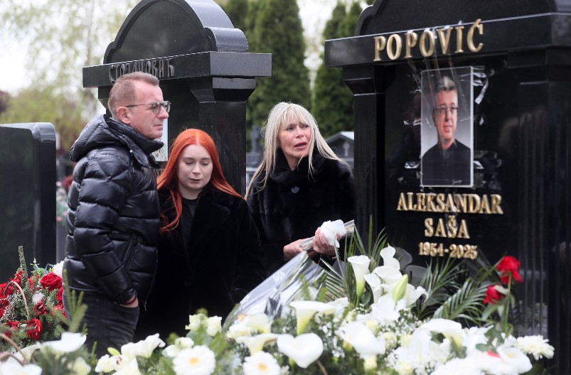 "PITAJTE SUZANU ZAŠTO SE ESTRADA NIJE POJAVILA NA PARASTOSU" Mnogi izostali sa pomena Saši Popoviću, pevačica imala da kaže samo jedno!