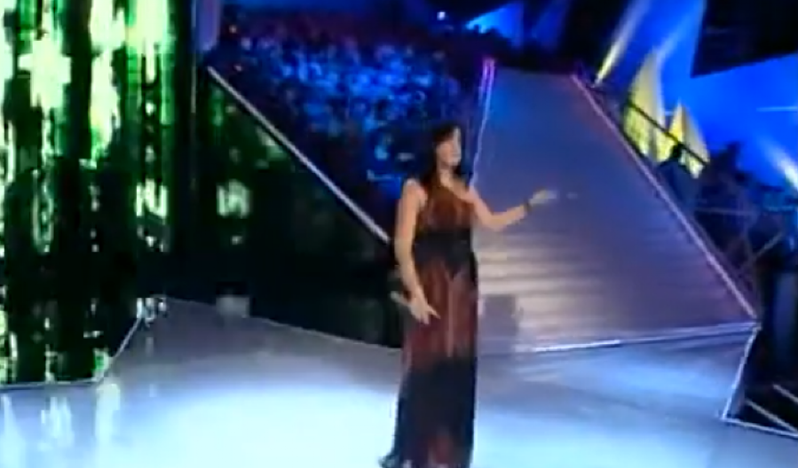 "NASRNUO JE NA MENE, UZELA SAM KUHINJSKI NOŽ!" Pevačica progovorila o nasilju koje je doživela od muža