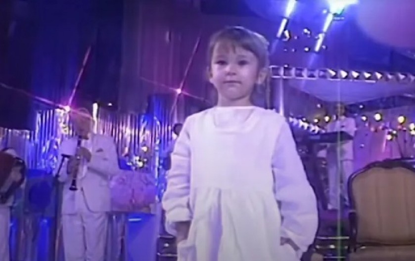 NIKAD NE BISTE POGODILI KOJA JE PEVAČICA U PITANJU! Danas hara na muzičkoj sceni,  a na bini se pojavila sa ocem poznatim pevačem! (VIDEO)