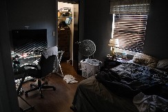 STRAŠNO! Žena godinama nije znala da joj bivši spava na tavanu i GLEDA JE kroz plafon