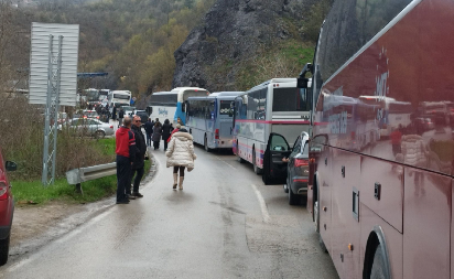 KOLONE BEZ KRAJA NA JARINJU Svi Srbi sa KiM hrle u Beograd da podrže Vučića (FOTO)