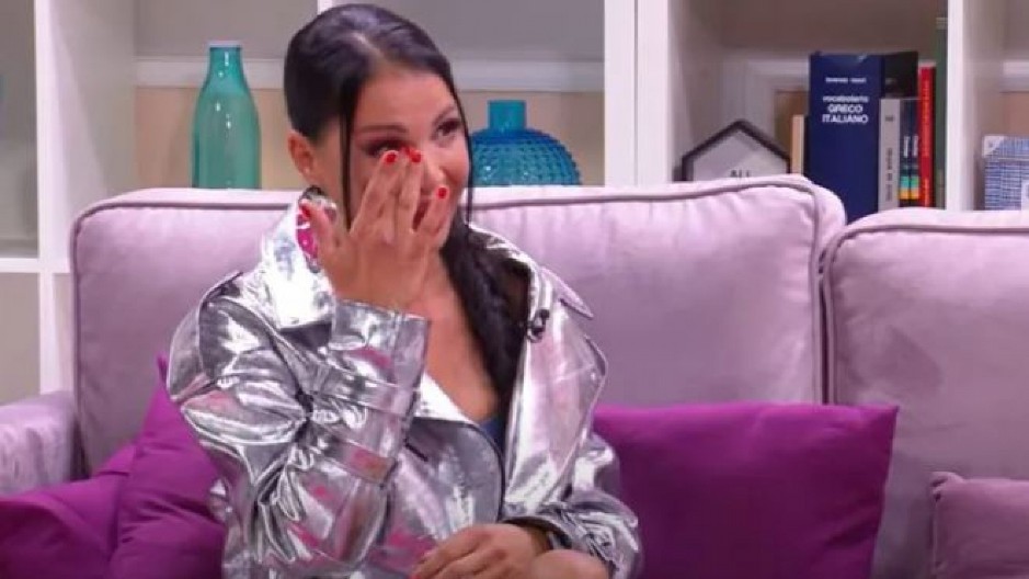 ZBOG SILIKONA SE GORKO POKAJALA Pevačica otkrila pravu istinu, nikada joj više neće pasti na pamet da ide pod nož!