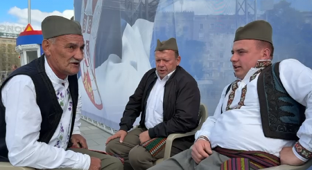 ALEKSANDRE, SAMO ZOVI  - LETEĆEMO K'O ORLOVI! Srbi na saboru posvetili pesmu Aleksandru Vučiću (VIDEO)