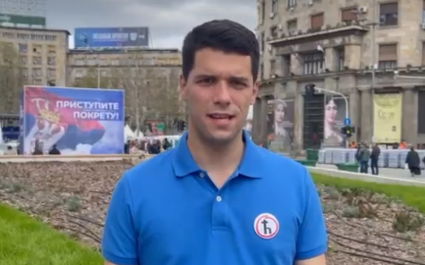 STUDENT VLADIMIR BALAĆ ZA ALO! PRED SVENARODNI SABOR! Bedž sa slovom Ć ima dvostruku simboliku, a večeras neće imati gde IGLA da padne od broja ljudi! (VIDEO)