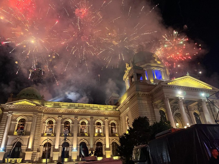 NAROD JE PRVO ČUO SNAŽAN GOVOR VUČIĆA, A ONDA JE ZAGRMEO VATROMET: Sinoć je sijalo nebo u Beogradu (FOTO)