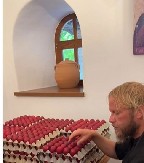 MONASI NA HILANDARU OVAKO FARBAJU JAJA ZA USKRS Koriste 4 prirodna sastojka za boje, a crveno jaje čuvaju samo na ovom mestu