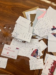 "MOM PREDSEDNIKU" Evo šta su građani pisali predsedniku Vučić, deca nacrtala i zastavu Srbije (FOTO/VIDEO)