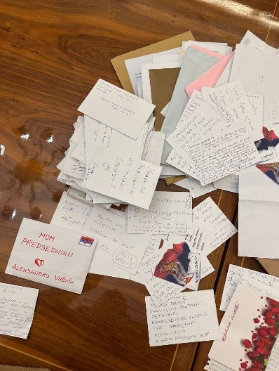 "MOM PREDSEDNIKU" Evo šta su građani pisali predsedniku Vučić, deca nacrtala i zastavu Srbije (FOTO/VIDEO)