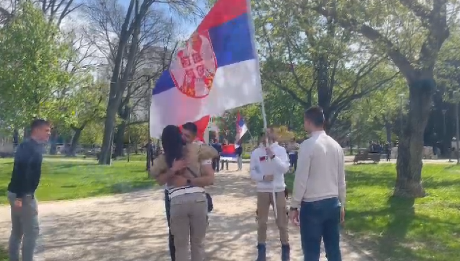 EMOTIVAN ISPRAĆAJ NA FAKULTET PRVOG STUDENTA IZ PIONIRSKOG PARKA Spremili su poseban poklon za koleginicu (VIDEO)