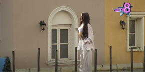 "JE L' SE OVAKO OBLAČI JEDNA MAJKA?" Polugola došla na fotografisanje za Uskrs, zbog izdanja u brusu nastao haos (VIDEO)