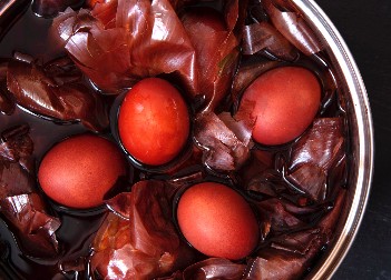 ZBOG JEDNE SITNICE JAJA PUCAJU Dodajte ovu namirnicu u vodu i biće savršena za farbanje i ljuštenje