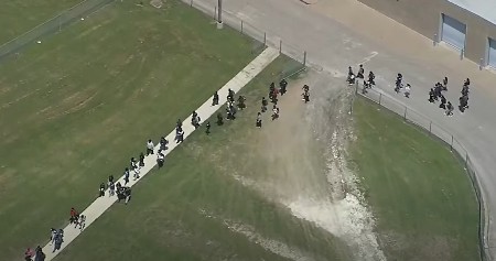 DRAMATIČNE SCENE IZ SREDNJE ŠKOLE U DALASU: Naoružani napadač je u školi, učenici se evakuišu, policija na terenu (VIDEO)