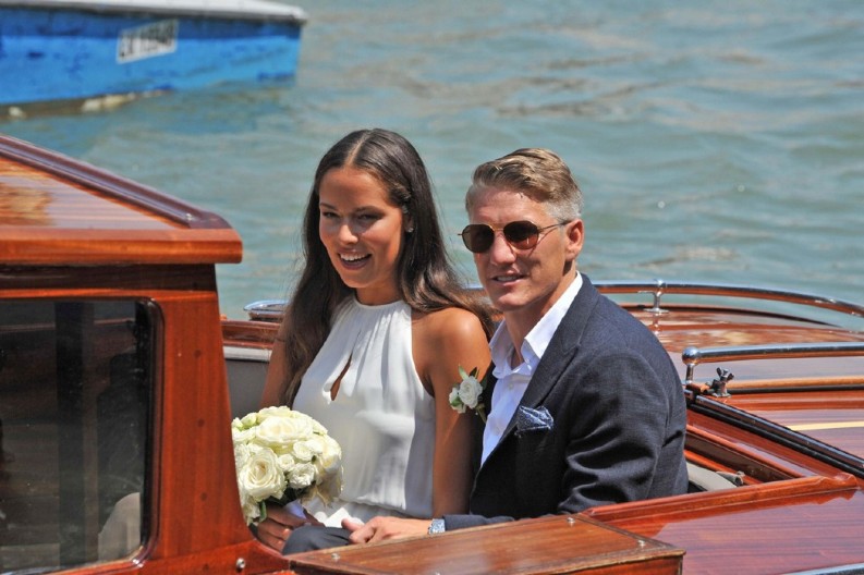 VENČANICU JE KUPILA PREKO INTERNETA ZA 30.000 DINARA Bastijan napravio gala svadbu u Veneciji, a Ana se pojavila u ovom izdanju (FOTO)