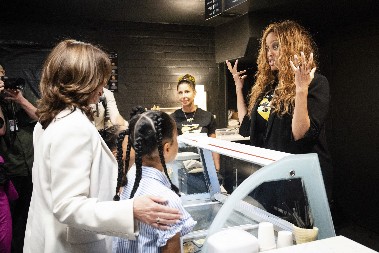 ,,JEDVA SAM USPELA" Manekenka rodila dete u 42. godini, prošla je kroz trnje da bi se ostvarila u ulozi majke