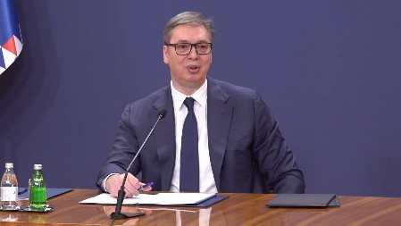 "JA NEMAM, BRE, LJUDI, PROBLEM SA ŽLEZDAMA": Vučić odgovorio Mariniki Tepić