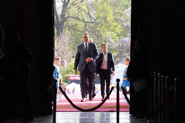 ACO, SRBINE! Narod oduševljeno dočekao Vučića pred Narodnom skupštinom (VIDEO)