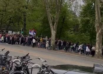 BLOKADERI DOBILI PEDALU U STRAZBURU Dočakali ih radnici recepcije: Gledajte gde su nas šutnuli... (VIDEO)