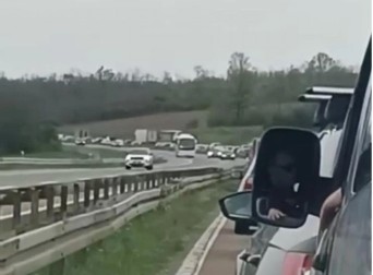 NEZAPAMĆENE GUŽVE NA AUTO-PUTU BEOGRAD - NIŠ? Kilometarska kolona vozila kod Velike Plane