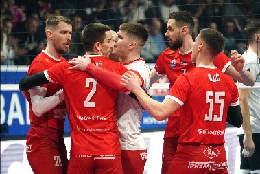 ODBOJKAŠI RADNIČKOG KORAK BLIŽE DUPLOJ KRUNI Šumadinci u prvoj utakmici finala plej-ofa pobedili Vojvodinu