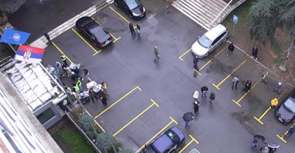 NIŠTA IM NIJE SVETO, BLOKADERI ISPRED RTS I NA VELIKI PETAK Maltretiraju narod i danas, Jutarnji program nije emitovan, nisu pustili radnike