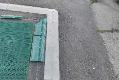 STANOVNICI BLOKA 70A OSTALI ZATEČENI PRIZOROM Vandali uništili dečije igralište, huligani divljali tokom noći!