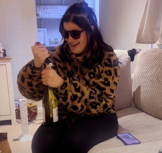 NEMA VINA, NEMA MIRA Snimak žene koja ne može da otvori flašu razneo TikTok – ni majstori joj nisu bili od pomoći! (VIDEO)