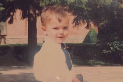 DEČAK SA FOTKE JE JEDNO VREME VODIO JUTARNJI PROGRAM! Evo gde je danas i čime se bavi