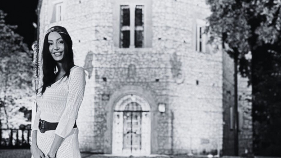 ONA JE PRVA STIGLA NA SAHRANU! Pevačica u crnini utučena zbog smrti poznate voditeljke!