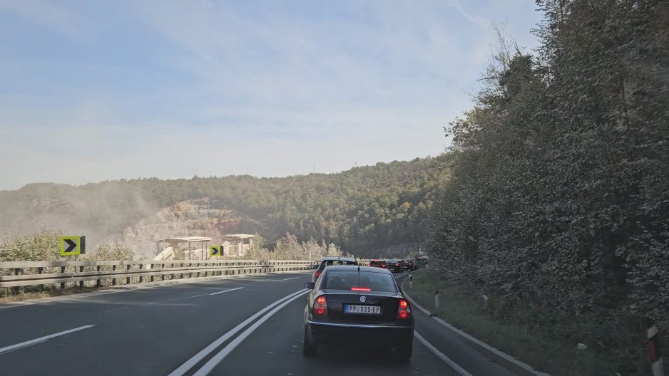 KILOMETARSKE KOLONE NA PUTEVIMA POSLE PRAZNIKA Kao da su svi krenuli u isto vreme - OVDE je najveći krkljanac