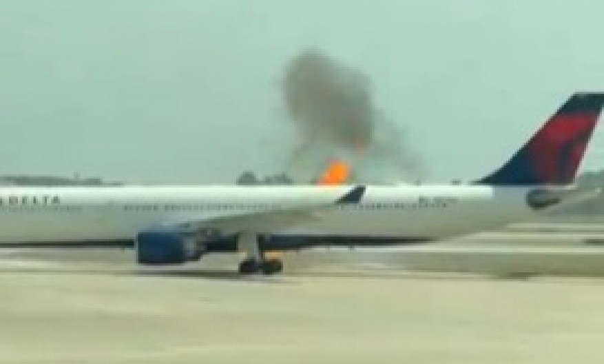 AVION BUKNUO U PLAMEN Haos na aerodromskoj pisti, putnici HITNO evakuisani (VIDEO)