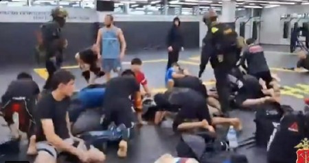 HAOS U TERETANI U MOSKVI: Policija uletela, svi legli na pod, evo šta se dešava (VIDEO)