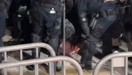 BAJDEN DAO ZELENO SVETLO Policija SAD unakazila blokadere na Univerzitetu: Zauzimanje fakulteta nisu mirni protesti (VIDEO)
