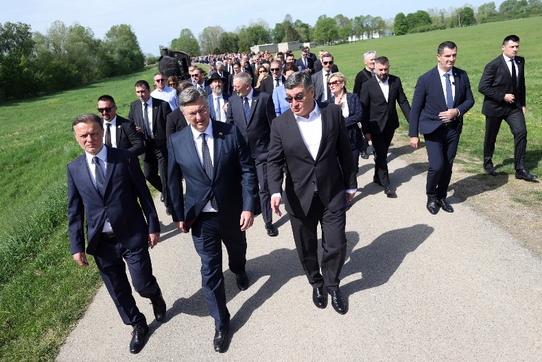 ŠOK U JASENOVCU! Plenković i Milanović rame uz rame, čak su se i rukovali! Hrvati ne veruju šta se dešava! (FOTO)