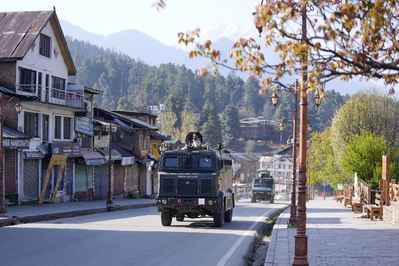 NAPADNUTI TURISTI U POPULARNOJ DESTINACIJI Ubijeno 26, još 17 povređeno