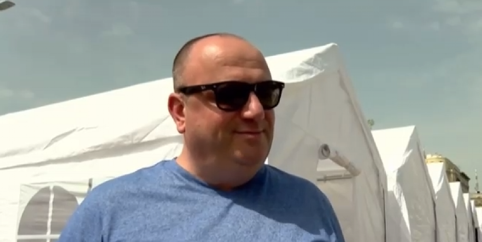 LEDENI TUŠ ZA ŠOLAKOVOG NOVINARA! Odgovor ovog gospodina sigurno ima dugo da pamti (VIDEO)